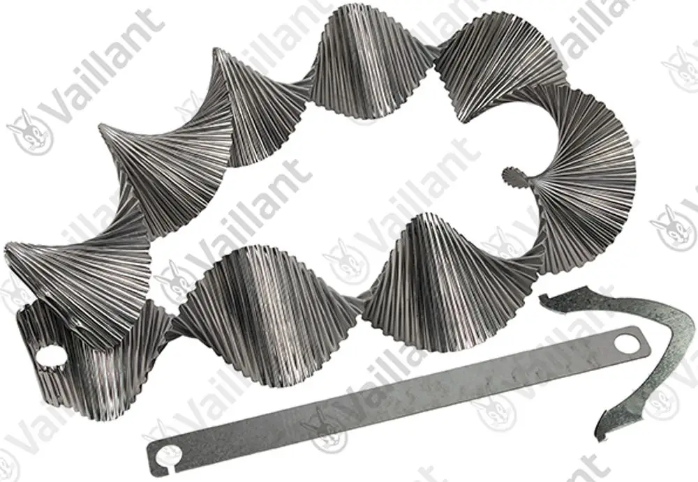 Vaillant Metallkomponente in gewellter Form, zusammen mit einem flachen Metallstück und einem gebogenen Werkzeug. Eignet sich wahrscheinlich für Heizungs- oder Lüftungssysteme.
